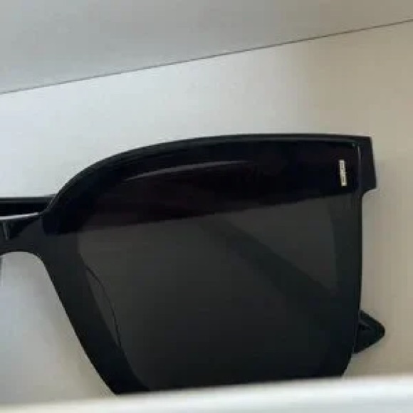 Gentle Monster FRIDA Black Square Sunglasses Classic Dark Lens